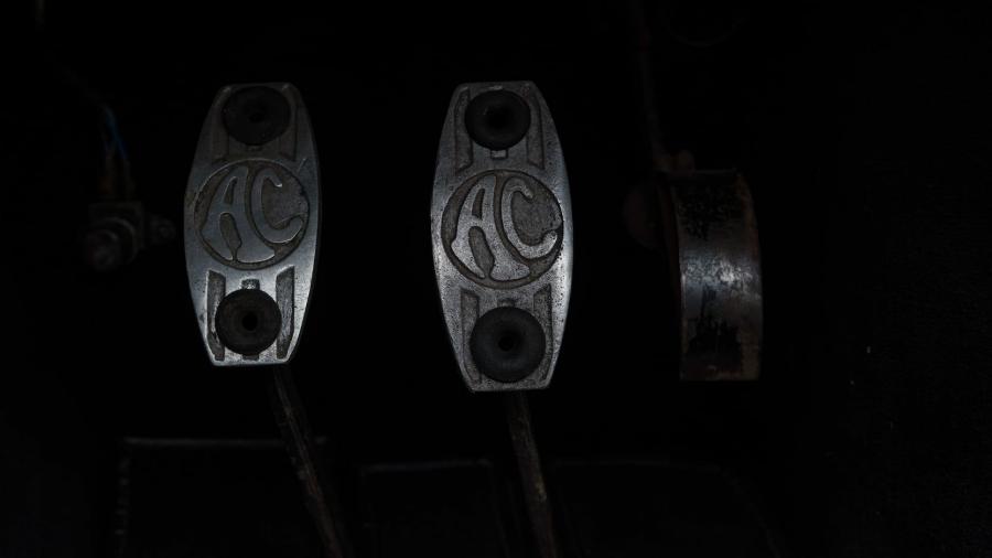 Детали интерьера Shelby Cobra 427 1966 года  (фото 6 из 27)